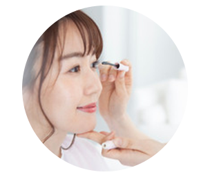 メイクされる女性