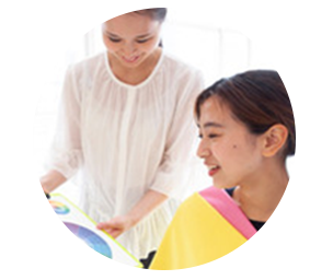 パーソナルカラー診断をうける女性