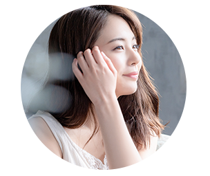 髪をかきあげる女性