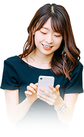 スマホで調べものをする女性