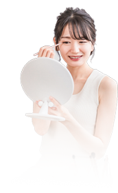 メイクをする女性